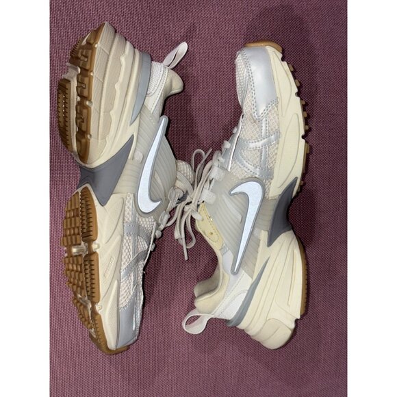 Nike V2k Run Sneakers in Sail Light Khaki & Light Smoke Grey 7 Womens Athletic S - Picture 11 of 16
